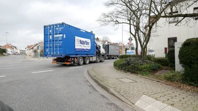 Container Transport mit LKW Ladekran