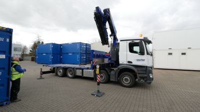 Container Transport mit LKW Ladekran